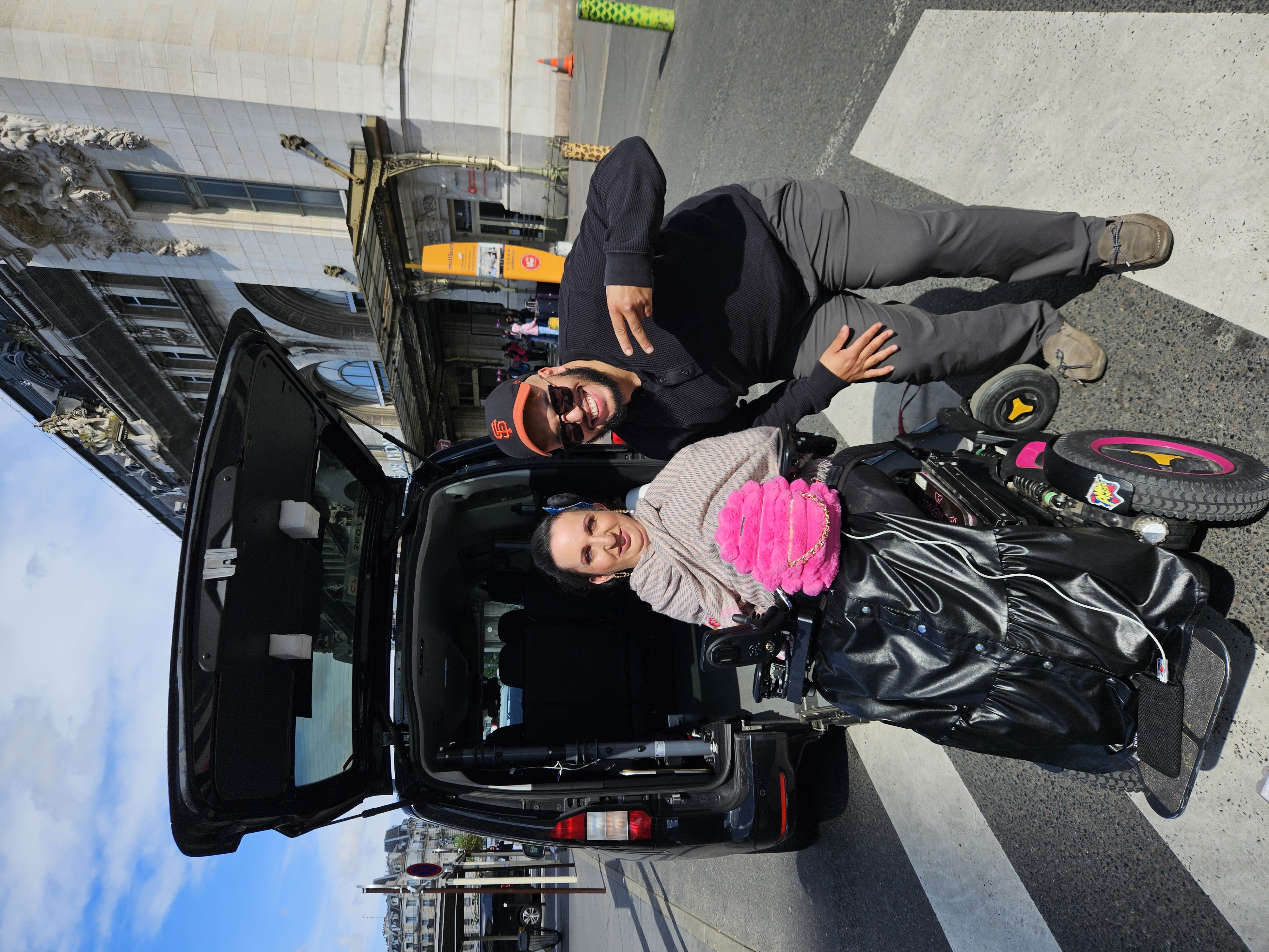 Aimad avec la cliente Lucie CARRASCO en fauteuil roulant à Paris