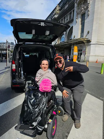 Aimad avec une cliente en fauteuil roulant