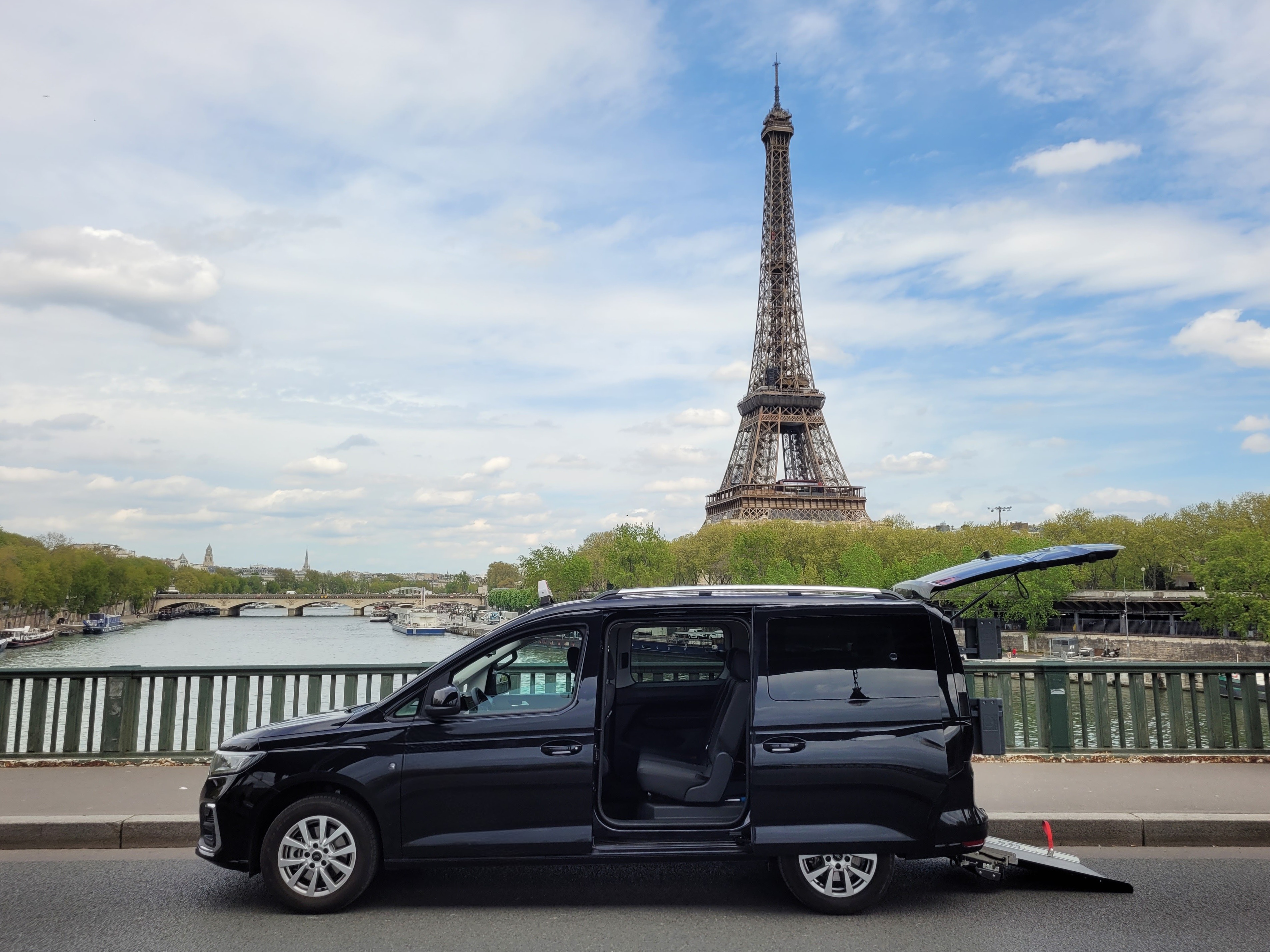Véhicule devant la Tour Eiffel