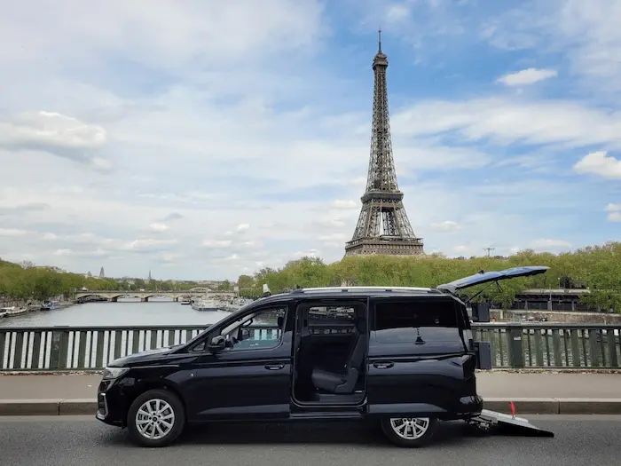 Explorer Taxi accessible van devant la Tour Eiffel