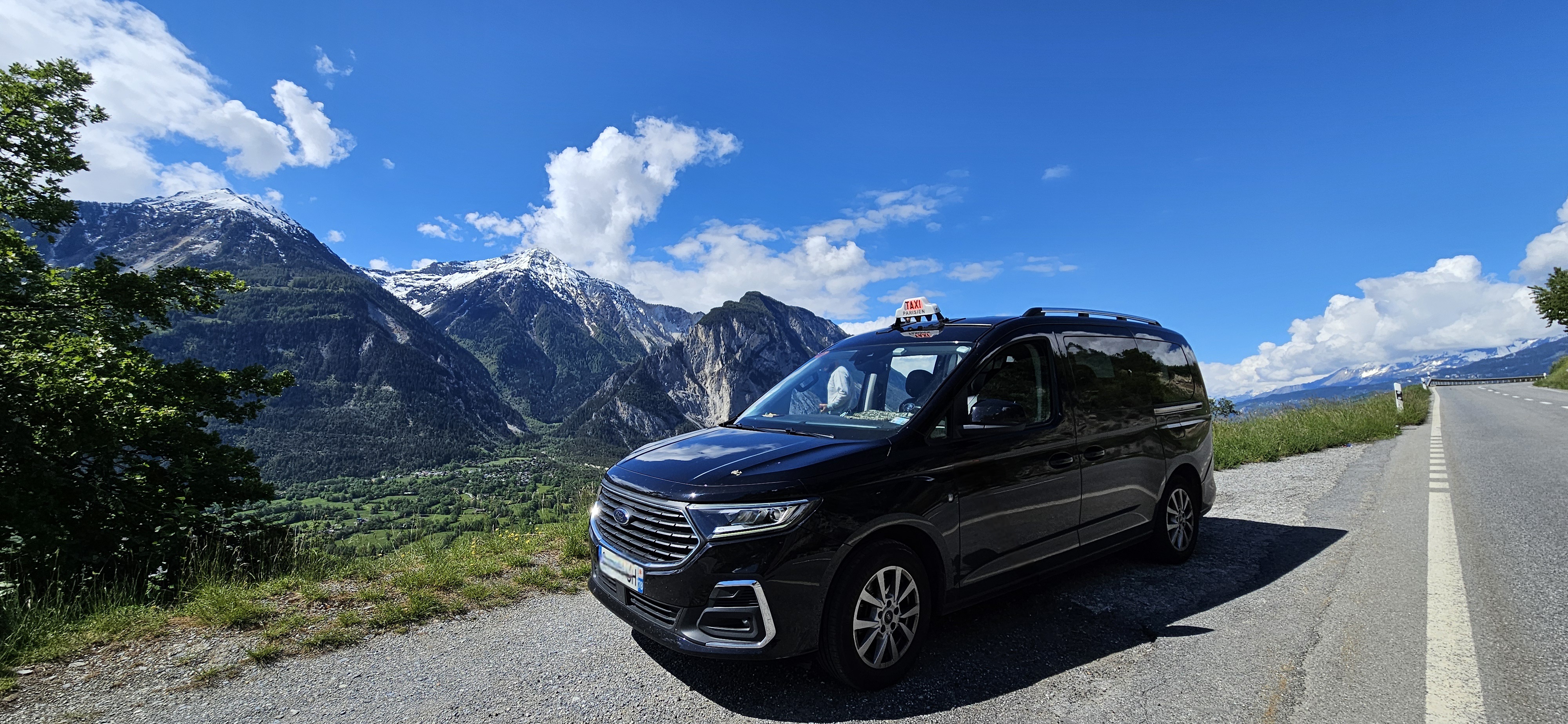 Véhicule Explorer Taxi en excursion