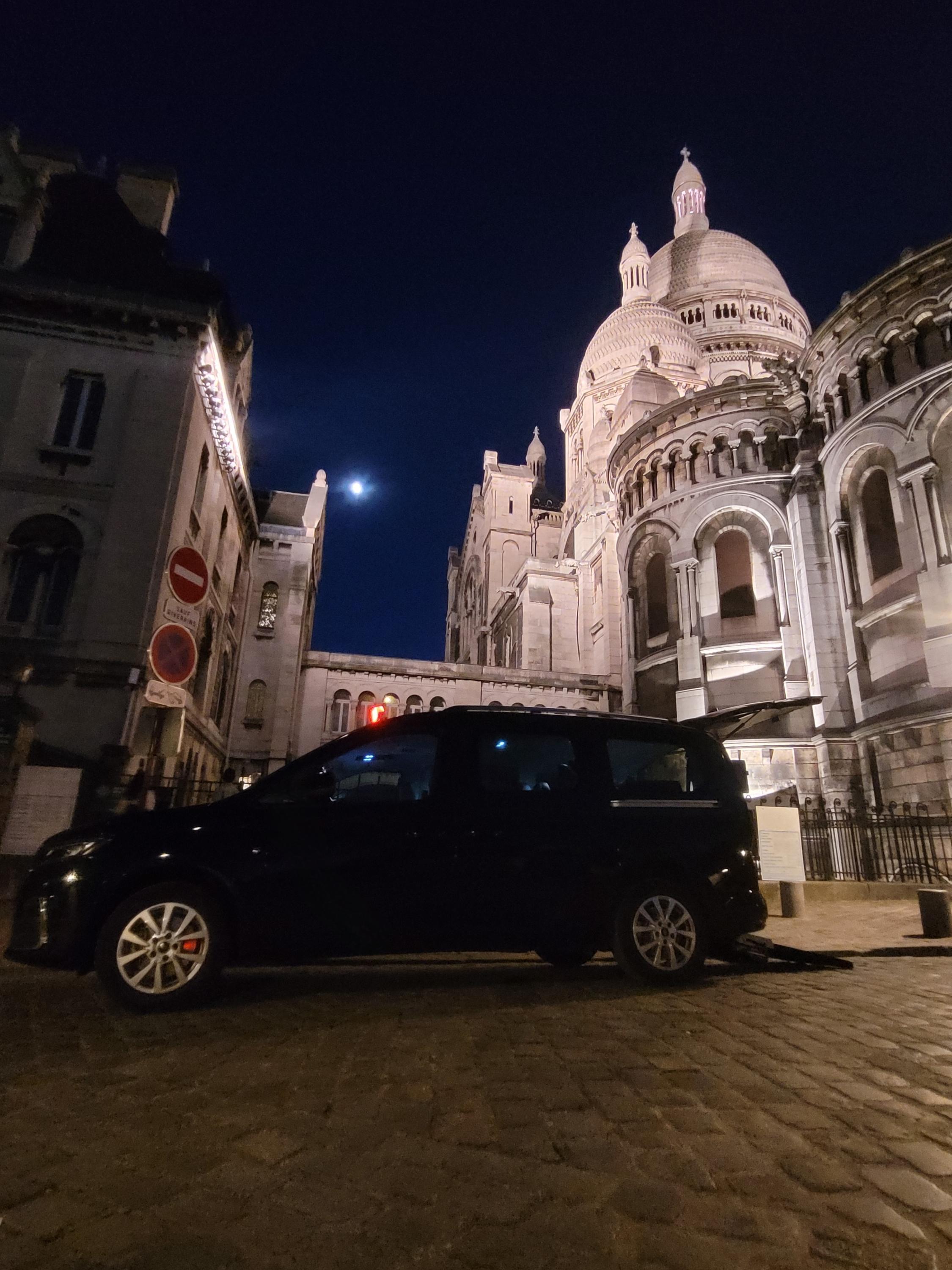 Véhicule Explorer Taxi devant le Sacré-Cœur de nuit