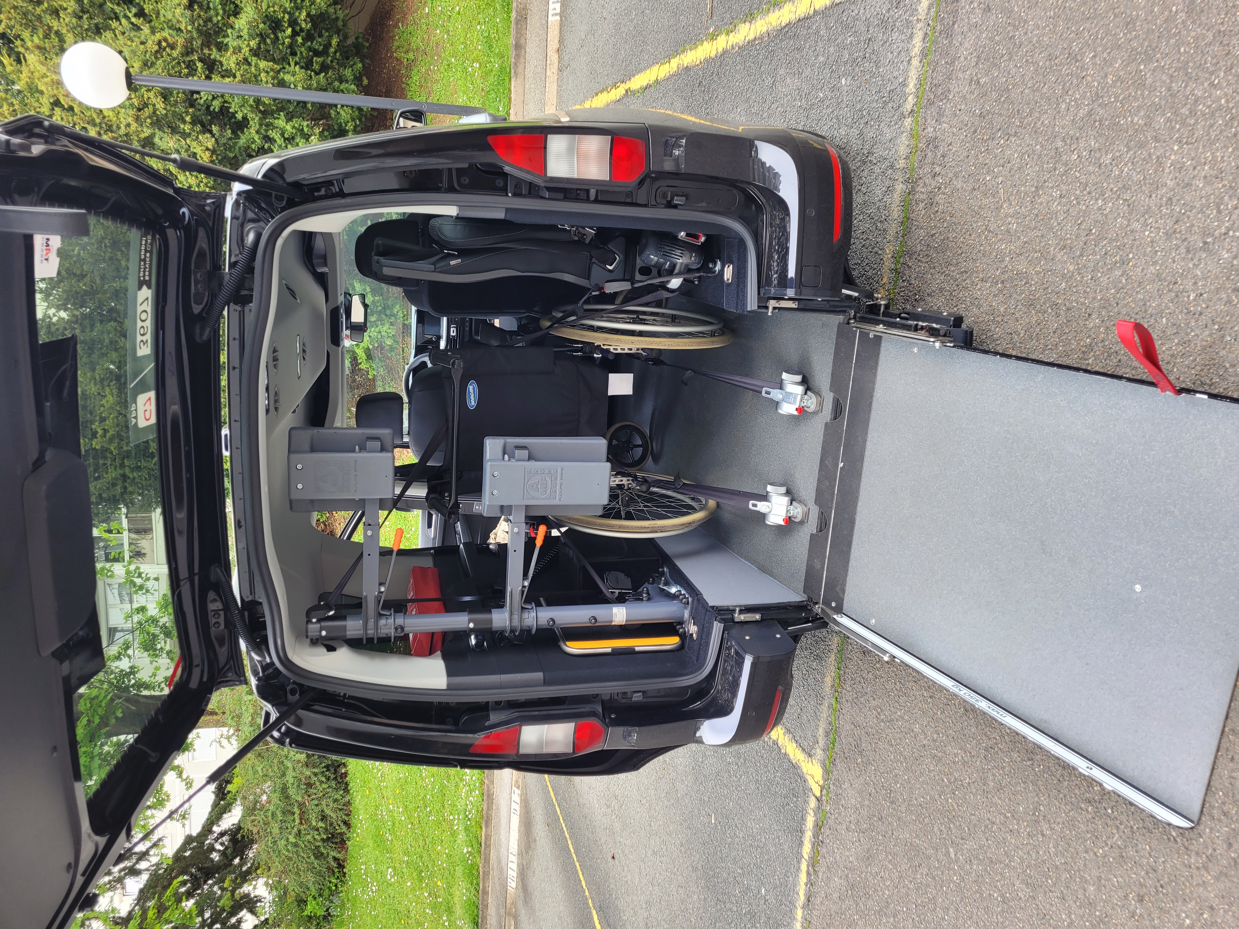 Rampe d'accès déployée du véhicule PMR