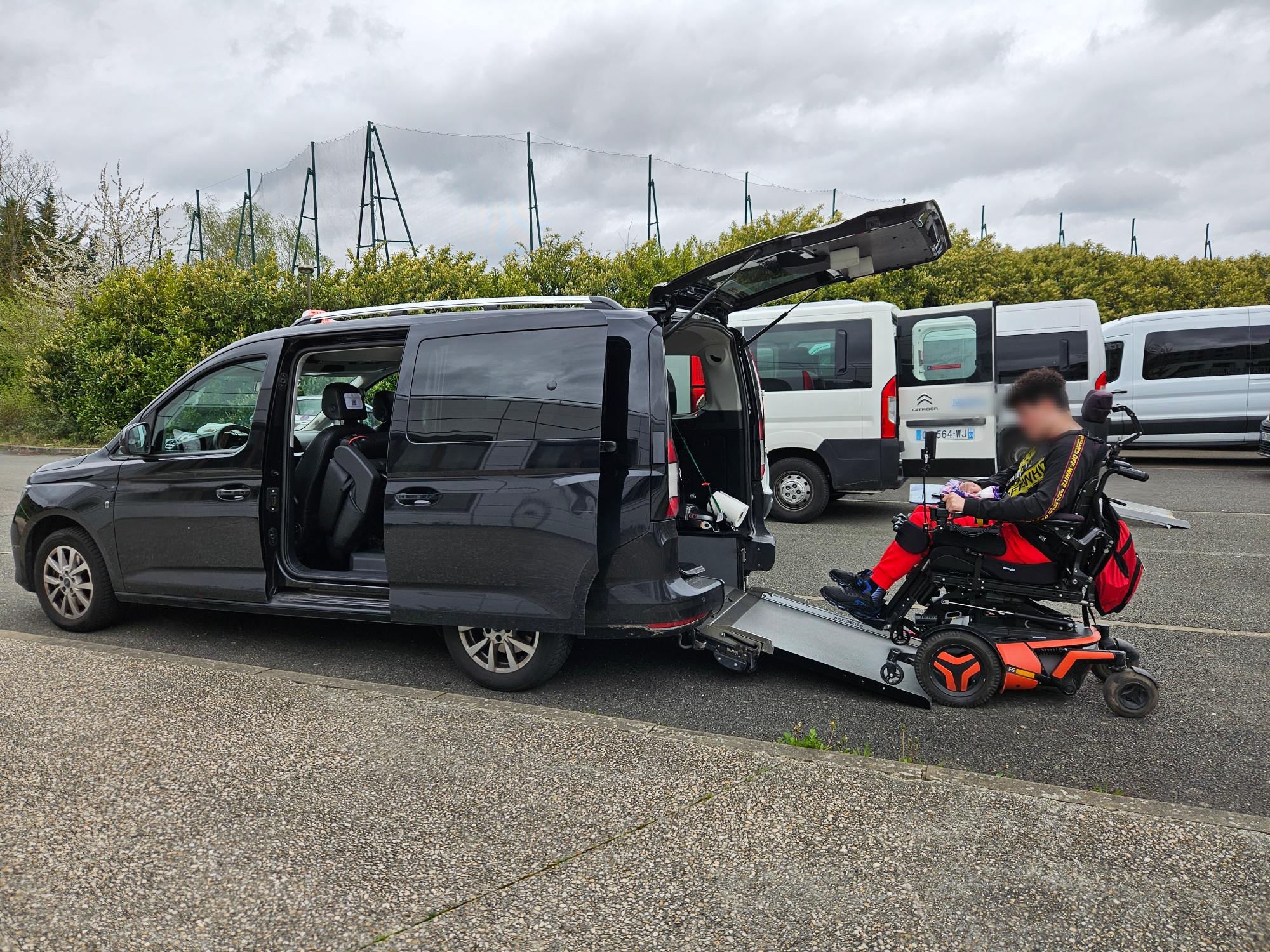 Fauteuil électrique sur la rampe d'accès