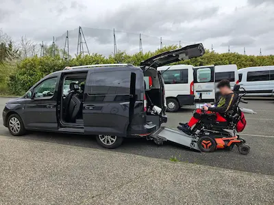 Fauteuil électrique sur la rampe du véhicule